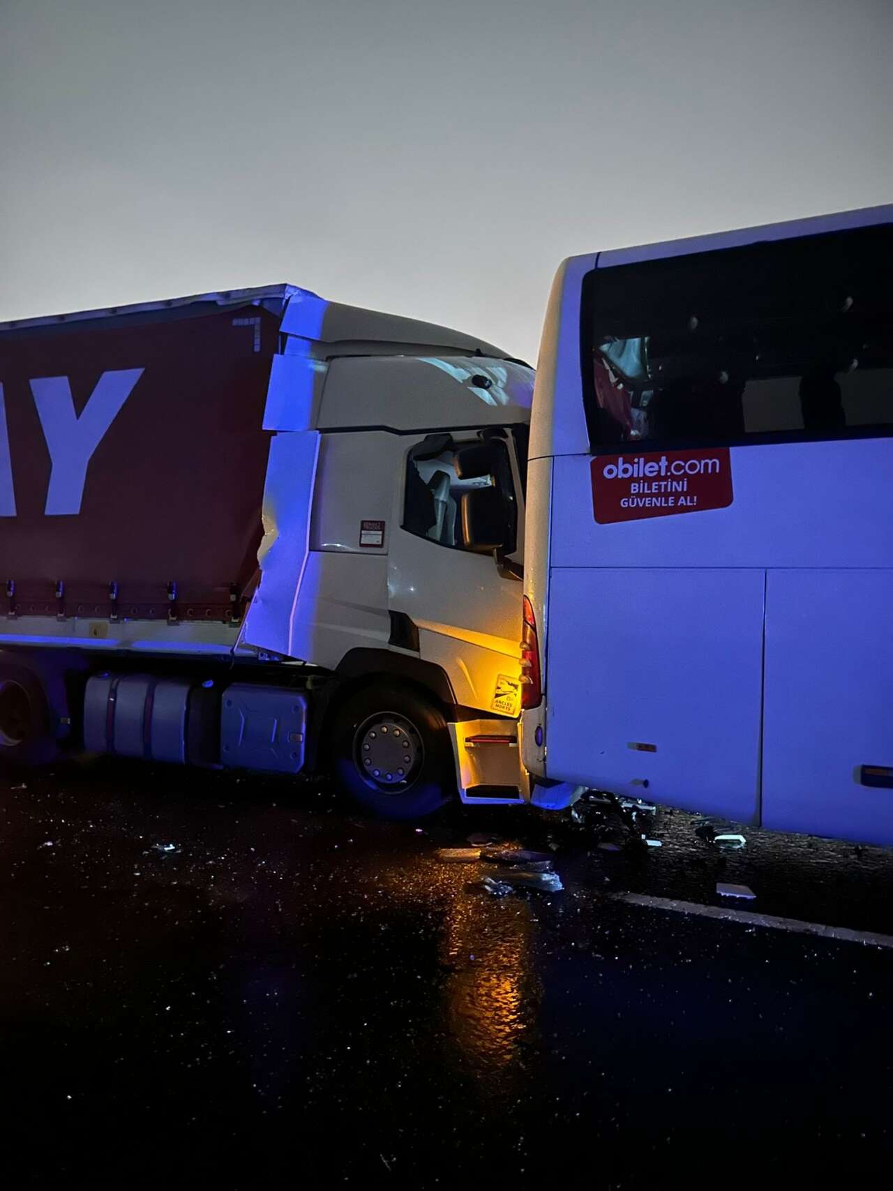 Konya plakalı TIR zincirleme kazaya karıştı! Çok sayıda yaralı var 24